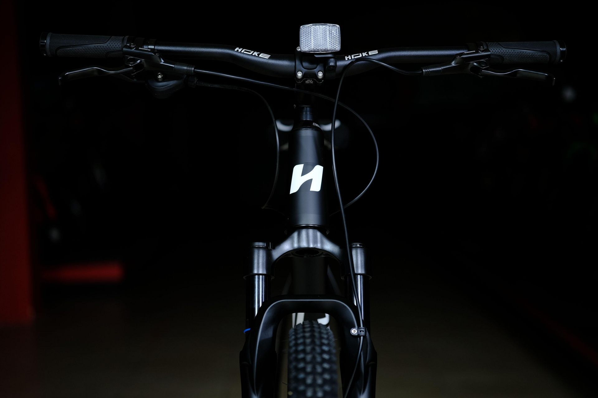 Вилка воздушная Boost GTMRK 550 AIR под ось 15mm HOKE 11 Way 29 HD матовый чёрный-белый 23