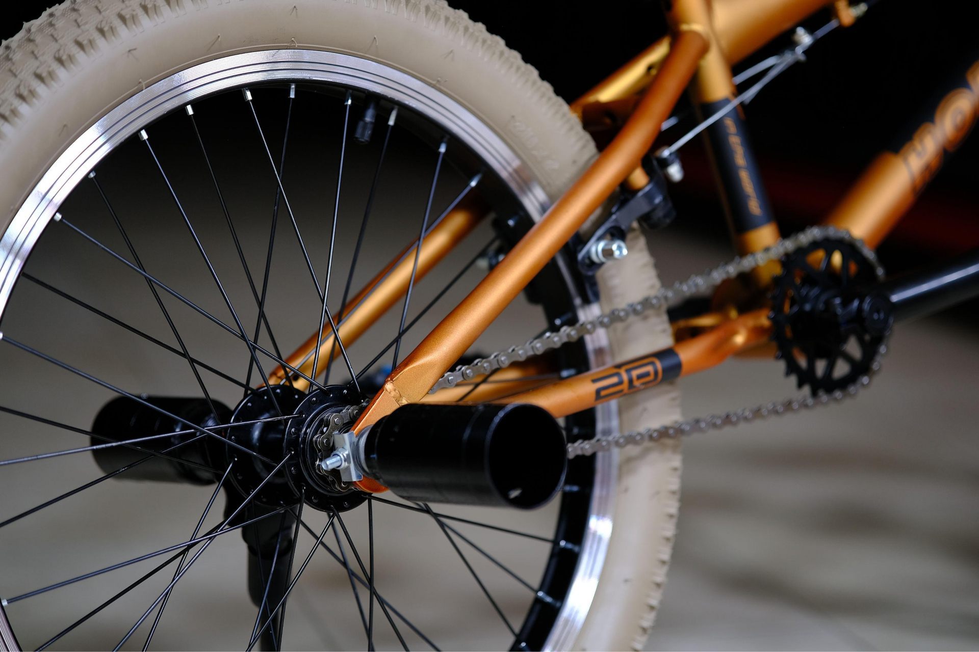 Обод 20 ALLOY п-образный, втулки сталь на промах гайки 14 ось задняя и 10 передняя HOKE BMX Step L2 матовый золотой